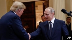 El presidente de EE.UU., Donald Trump, y el presidente de Rusia, Vladimir Putin, se dan la mano al concluir su conferencia de prensa conjunta en el Palacio Presidencial en Helsinki, Finlandia, el lunes 16 de julio de 2018.