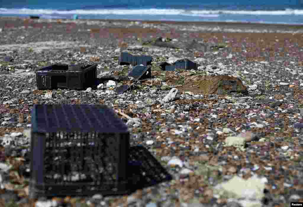 Hay preocupación a largo plazo a medida que los plásticos en la playa se descompongan. &quot;Debido a las corrientes, el sol o incluso el paso del tiempo, estos plásticos pueden descomponerse y convertirse en microplásticos&quot;, explica Diego González, biólogo del organismo nacional de investigación científica CONICET.