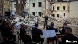Kyiv Klassik Orkestri bu yaxınlarda Kyivdə Rusiya raketi ilə vurulmuş Oxmatdıt uşaq xəstəxanasının xarabalıqlarında "Ölülər üçün rekviyem" ifa edir.