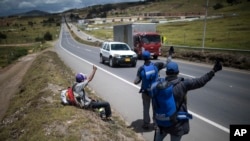 Los migrantes venezolanos piden transporte hacia la capital, en Tunja, Colombia, el martes 6 de octubre de 2020. 