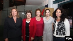 La embajadora Vilma Martínez junto a las representantes de las organizaciones beneficiadas.