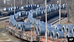 Rollos de acero listos para ser exportados desde Duisburg, Alemania.
