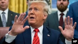 El presidente Donald Trump habla con periodistas en la sala Oval de la Casa Blanca en Washington el martes, 11 de febrero de 2020. 