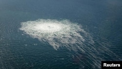 ARCHIVO: Las burbujas de gas de la fuga de Nord Stream 2 que llegan a la superficie del Mar Báltico en el área muestran una perturbación de más de un kilómetro de diámetro cerca de Bornholm, Dinamarca, el 27 de septiembre de 2022.