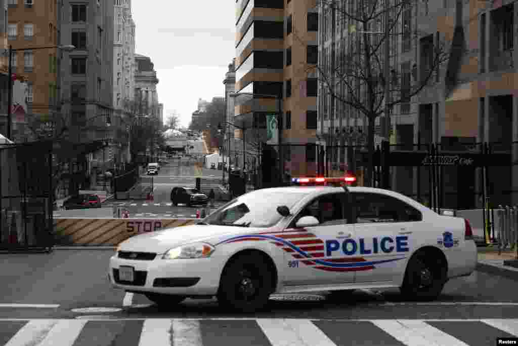 Agentes de la polic&#237;a de Washington aseguran el &#225;rea cerca de la Casa Blanca antes de la toma de posesi&#243;n del presidente electo de Estados Unidos, Joe Biden. 17 de enero de 2021.
