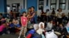 Archivo - Una familia venezolana migrante aguarda en la frontera entre Ecuador y Perú para trámites migratorios el 17 de junio de 2019.