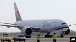 2021年6月20日，一架华航货机运载来自美国孟菲斯的 COVID-19疫苗抵达台北桃园机场。（台湾疾病控制中心/美联社）