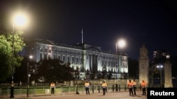 Las fuerzas de seguridad montan guardia después de que la policía británica arrestara a un hombre frente al Palacio de Buckingham por arrojar lo que creían que eran cartuchos de escopeta, en Londres, el 2 de mayo de 2023.