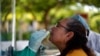 Una mujer se somete a una prueba de COVID-19 en Tecoluca, El Salvador, el 1 de agosto de 2021.