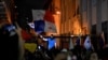 Manifestantes protestan contra un contrato minero del gobierno con una empresa canadiense en la Ciudad de Panamá el 26 de octubre de 2023.