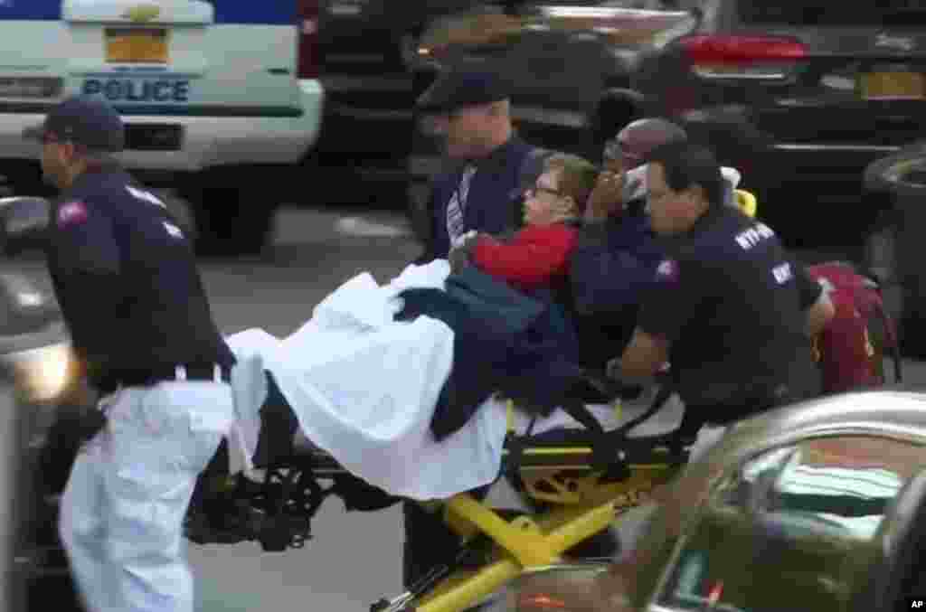 En esta imagen tomada de un video, el personal de emergencia responde a las víctimas después de que un automovilista condujera por un concurrido carril de bicicletas cerca al monumento del World Trade Center. Martes 31 de octubre de 2017, Nueva York. &nbsp;