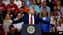 El presidente de EE.UU., Donald Trump, participó en un acto de campaña en apoyo al gobernador Henry McMaster en West Columbia, Carolina del Sur, el lunes, 25 de junio de 2018.