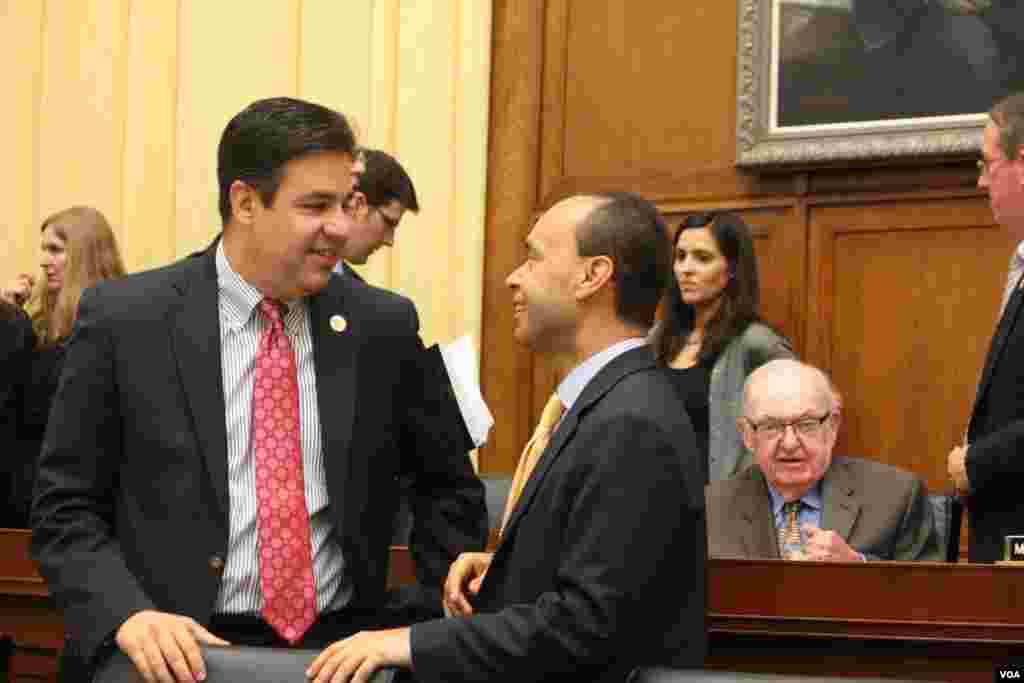 Al terminar la sesión, los legisladores Gutiérrez y Labrador se encontraron y dialogaron, después de que la semana pasada Labrador abandonara el &ldquo;grupo de los ocho&rdquo;.