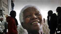 En 1994 Nelson Mandela se convirtió en el primer presidente de la raza negra del país a la edad de 75 años.