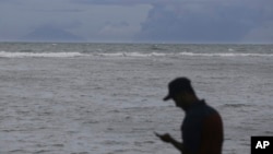 Indonesia elevó el nivel de peligro para la isla volcánica Anak Krakatau, que provocó un tsunami el fin de semana, matando a más de 400 personas.