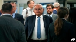 El senador demócrata Bob Menéndez llega al Capitolio, en Washington DC, el 6 de septiembre de 2023.