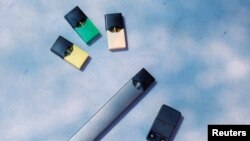 Juul retirará los sabores de mango, pepino y fruta de sus cigarrillos electrónicos para reducir consumo entre adolescentes.