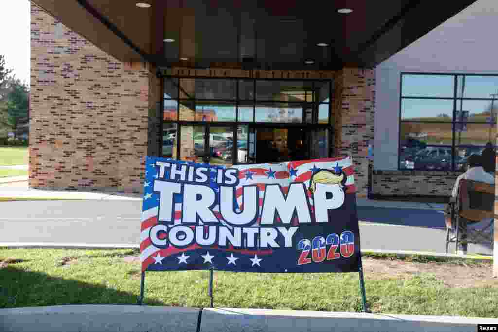Un cartel de campa&#241;a del presidente de Estados Unidos, Donald Trump, se ve el d&#237;a de las elecciones en Cherryville, Pensilvania, el 3 de noviembre de 2020.