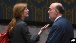 La embajadora estadounidense ante la ONU, Samantha Power, conversa con el embajador israelí, Ron Prosor, durante la reunión de la madrugada.