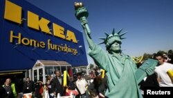 Una mujer disfrazada de Estatua de la Libertad frente a una tienda de Ikea en Nueva York. Ikea podría haber utilizado mano de obra de prisioneros políticos cubanos en la fabricación de sus muebles, en los años 80.