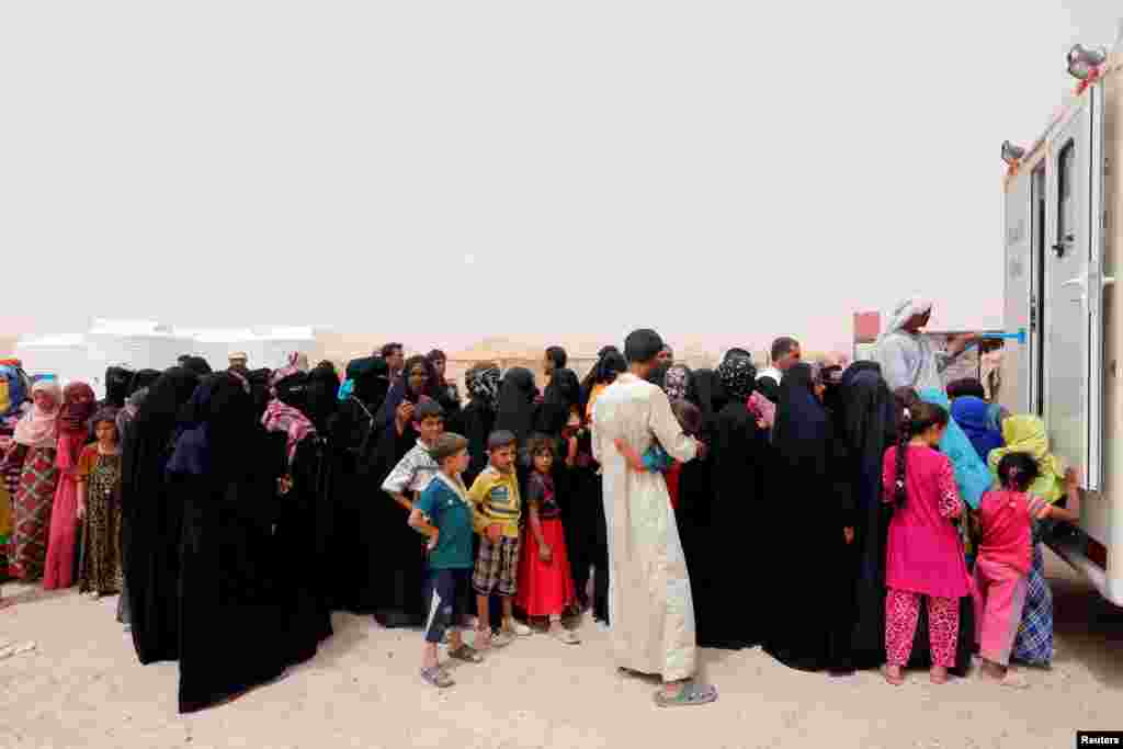 Para pengungsi Irak dari kota Fallujah yang menghindari kekerasan dari militan ISIS mendapatkan perawatan di kamp Ameriyat, selatan Fallujah, Irak.