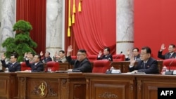 김정은 북한 국무위원장이 노동당 중앙위원회 제7기 제5차 전원회의를 주재했다며, 북한 관영 '조선중앙통신'이 1일 사진을 공개했다. 