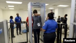 El informe recomienda que TSA pida y revise datos adicionales de la lista de vigilancia de terrorismo.