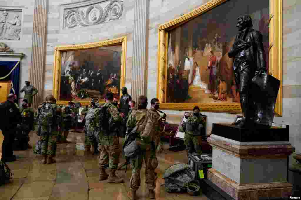 Otros miembros de la Guardia Nacional se preparan para descansar. 13 de enero de 2021.