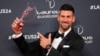 Novak Đoković pozira sa priznanjem za najboljeg sportistu sveta u izboru fondacije Laureus u Madridu, 22. aprila 2024. (Foto: AP/Manu Fernandez)