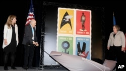 El actor y humanitario Walter Koening, la jefe del Servicio Postal de EE.UU. Meagan Brennan y la vicedirectora de Ciencias de la NASA para Comunicaciones Michelle Thales presentan las estampillas en honor del 50 aniversario de Star Trek.