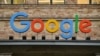 Una vista de un cartel encima de la entrada de la oficina de Google en Berlín, Alemania. [Archivo]