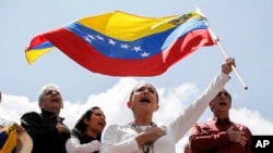 ARCHIVO - La dirigente opositora María Corina Machado ondea una bandera de Venezuela durante una protesta el 17 de agosto de 2024, en Caracas. 