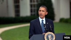 El presidente Obama respondió brevemente a los periodistas al abandonar el Jardín de las Rosas de la Casa Blanca tras un anuncio.
