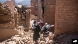 Wakazi wa kijiji cha Moulay Brahim wahama nyumba zao karibu na kitovu cha tetemeko la ardhi.