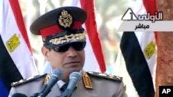 El jefe de las fuerzas armadas egipcias, general Abdel Fattah el-Sissi dijo que “los militares, solamente aceptan órdenes del pueblo”.