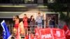 El presidente del gobierno español y líder del Partido Socialista Obrero Español, Pedro Sánchez, saluda desde una plataforma durante las elecciones generales del 23 de julio de 2023.