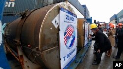 Представители компаний подписывают контейнеры с ураном в порту в Санкт-Петербурге, 14 ноября 2013г.