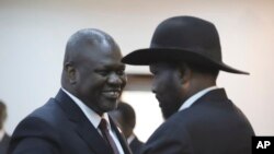 Shugaba Salvar Kiir (Dama) da mataimakinsa Riek Machar (Hagu) a Juba, South Sudan