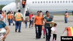 Obama podria utilizar su poder de clemencia para proteger de la deportación a millones de indocumentados, pero eso no les otorgaría permiso de trabajo.