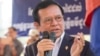 រូបឯកសារ៖ លោក កឹម សុខា​ ប្រធាន​គណបក្ស​សង្គ្រោះ​ជាតិ​ នៅ​ក្នុង​ពិធី​បង្សុកូល​នៅ​ស្តូប​ ក្នុង​សួនច្បារ​វត្តបុទុមវត្តី​ ដើម្បី​ឧទ្ទិស​កុសល​ជូន​ដល់​វិញ្ញាណកន្ធ​អ្នក​បាត់បង់​ជីវិត​ក្នុង​ការ​វាយ​ប្រហារ​​​ដោយ​ការគប់​គ្រាប់បែក​ឆ្នាំ​១៩៩៧​ ក្នុង​រាជធានី​ភ្នំពេញ​ កាលពី​ថ្ងៃទី​៣០​ ខែ​មីនា​ ឆ្នាំ​២០១៧។ (ហ៊ាន សុជាតា/VOA)
