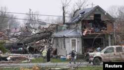 La gente observa los daños después de que un tornado nocturno arrasara Lakeview, Ohio, EEUU, 15 de marzo de 2024.