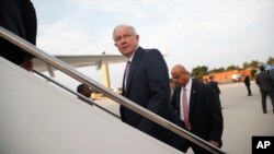 El secetario de Justicia de EE.UU., Jeff Sessions, aborda el avión en la Base Andrews de la Fuerza Aérea, en Maryland, con destino a El Salvador el jueves 27 de julio de 2017.
