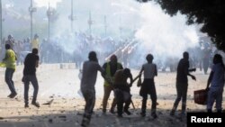 Partidarios de la Hermandad Musulmana y del ex presidente Morsi, se enfrentan con manifestantes anti-Morsi.