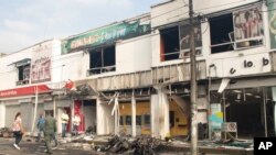 La policía inspecciona el lugar de una motocicleta bomba en Jamundí, Colombia, el miércoles 12 de junio de 2024.
