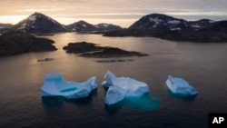 ARCHIVO - Unos incebergs cerca de Kulusuk, Groenlandia, el 16 de agosto del 2019. 