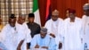Buhari yana sa hannu a kasafin kudin 2018.