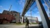 Російський військовослужбовець на території Запорізької атомної електростанції. AP Photo
