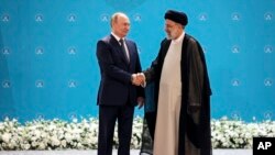 Британська військова розвідка вважає, що між Росією та Іраном налагоджено військове партнерство, в якому Росія отримує ракети і дрони для нападу на Україну, а Росія надає Тегерану «безпрецедентний рівень військової та технічної підтримки». 
