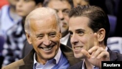 Archivo - El exvicepresidente de EE.UU. Joe Biden (izq.) y su hijo Hunter Biden, asisten a un juego de básquetbol universitario entre Georgetown Univeristy y Duke University en Washington, D.C., el 30 de enero de 2010.