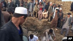 ئه‌فغانێکان به‌ دوای زه‌لێنێکی قورسله‌ گوندێک له‌ هه‌ریمی به‌ده‌خشان، له‌ باکووری خۆرهه‌ڵاتی ئه‌فغانستان له‌ 2ی مانگی مای به‌ دوای ئه‌و که‌سانه‌ دا ده‌گه‌ڕێن گیانیان له‌ ده‌ست داوه‌. وێنه‌: هومایون ڕه‌حمانی سه‌رۆکی پڕۆگرامی ڕێگا و بان له‌ ناوچه‌کانی دووره‌ده‌ستی ئه‌فغانستان.